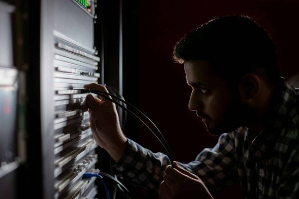 Quelles options de virtualisation de réseau sont disponibles pour les environnements de test?