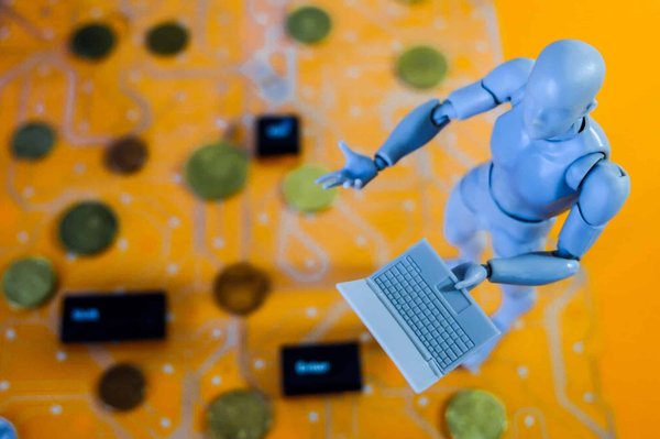 Comment utiliser le Machine Learning pour filtrer les spams dans un service de messagerie d'entreprise ?